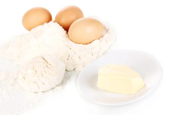 Œufs, farine et beurre gros plan isolés sur blanc — Photo