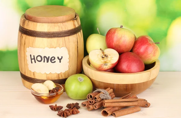 Miele e mele con cannella su tavola di legno su sfondo naturale — Foto Stock