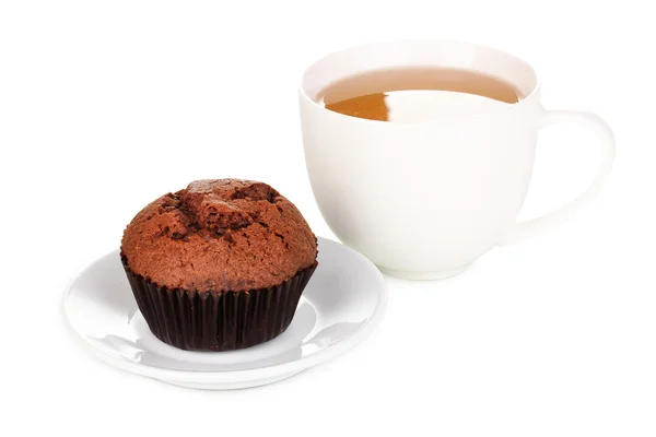 Frischer Muffin mit Tee isoliert auf weiß — Stockfoto