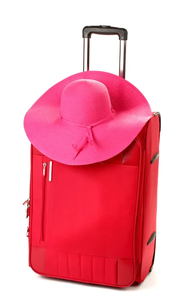 Κόκκινη βαλίτσα με καπέλο της γυναίκας που απομονώνονται σε λευκό — Φωτογραφία Αρχείου