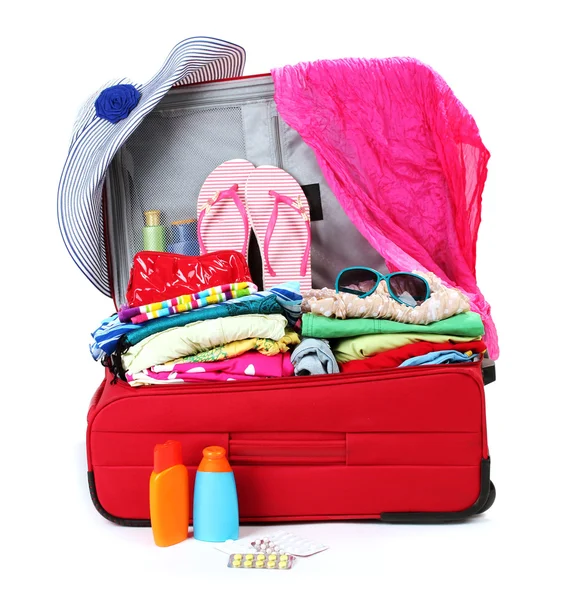화이트에 고립 된 개인 소지품과 함께 레드 여행 가방 — 스톡 사진