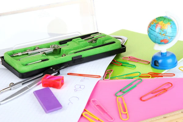 Vari materiali scolastici primo piano isolato su bianco — Foto Stock