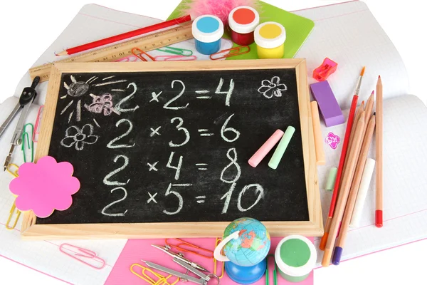 Pequeño escritorio escolar con varios útiles escolares primer plano aislado en blanco — Foto de Stock