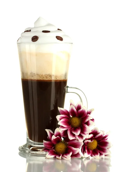 Стакан свежего кофе коктейль с цветами изолированы на белом — стоковое фото