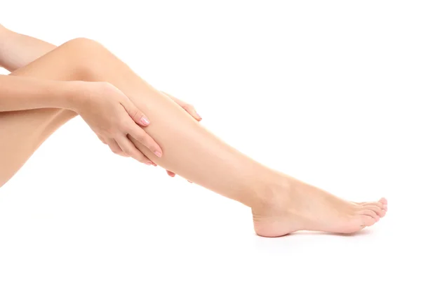 Жінка тримає болючу ногу, ізольована на білому — стокове фото