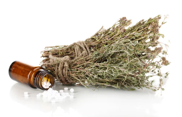 Beyaz zemin üzerinde otlar ile ilaç şişesi. homeopati kavramı — Stok fotoğraf