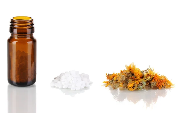 Fles met pillen en kruiden op witte achtergrond. concept van de homeopathie — Stockfoto