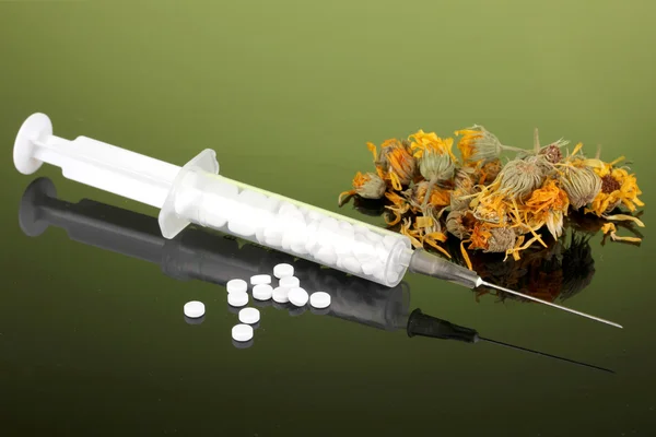 Tradycyjna medycyna przeciwko homeopatii, na zielonym tle — Zdjęcie stockowe