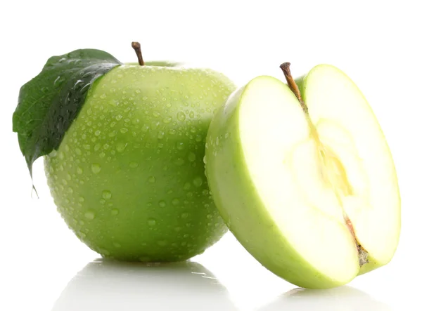 Mogen grönt äpple med blad och hälften, isolerade på vit — Stockfoto