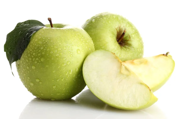 Manzanas verdes maduras con hoja y rebanada, aisladas en blanco —  Fotos de Stock