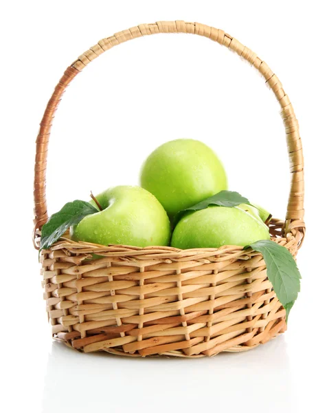 Manzanas verdes maduras con hojas en cesta aisladas sobre blanco —  Fotos de Stock