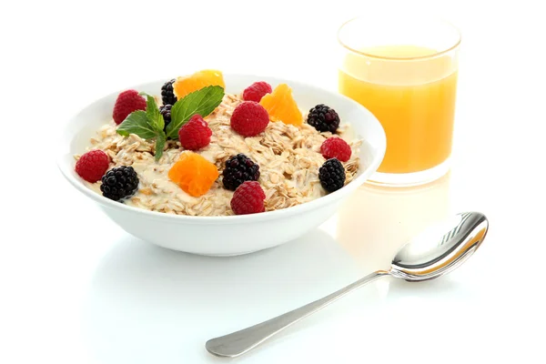 Leckere Haferflocken mit Beeren und einem Glas Saft, isoliert auf weiß — Stockfoto