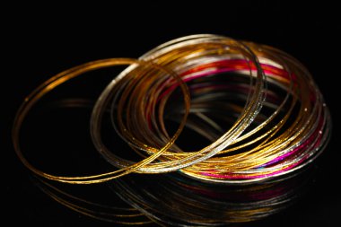 Güzel bileklik siyah arka plan üzerine izole