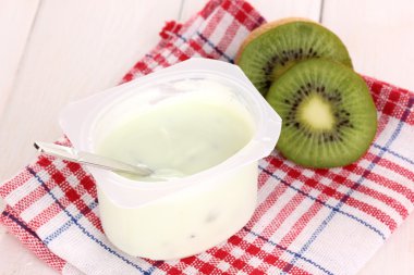 yoğurt ile kivi peçete ahşap zemin üzerinde