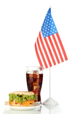 Lezzetli sandviç ve cola ile üzerine beyaz izole Amerikan bayrağı