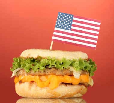Amerikan bayrağı, kırmızı arka plan ile lezzetli sandviç