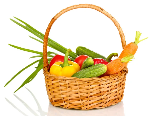 Verduras frescas en cesta aisladas sobre blanco — Foto de Stock