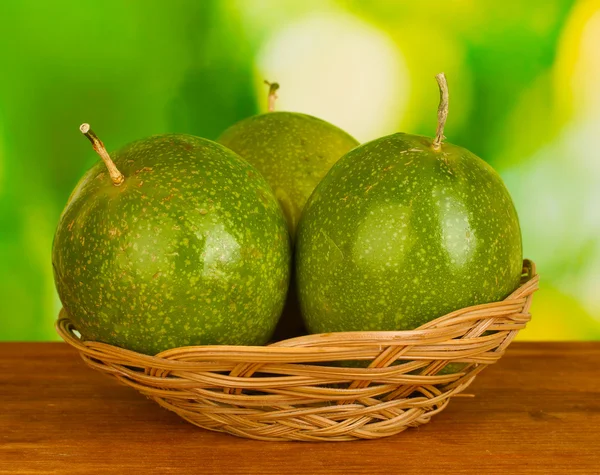 Grüne Passionsfrucht auf grünem Hintergrund — Stockfoto