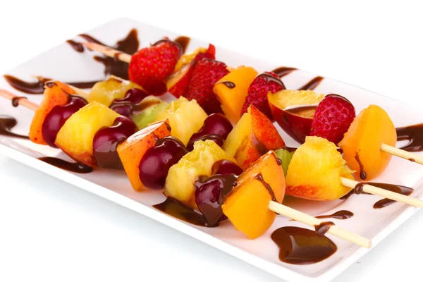 Mixed fruits and berries on skewers with chocolate isolated on white — Stock Photo, Image