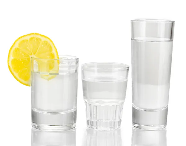 Una varietà di bevande alcoliche isolate su bianco — Foto Stock