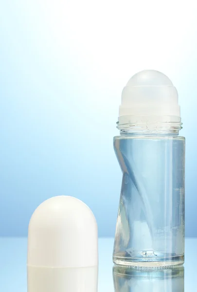 Deodorant op blauwe achtergrond — Stockfoto