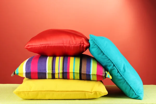 Almohadas sobre fondo rojo — Foto de Stock