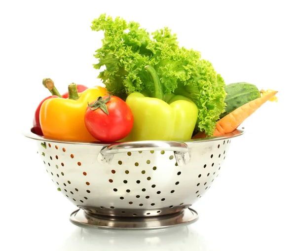 Légumes frais en passoire argent isolé sur blanc — Photo