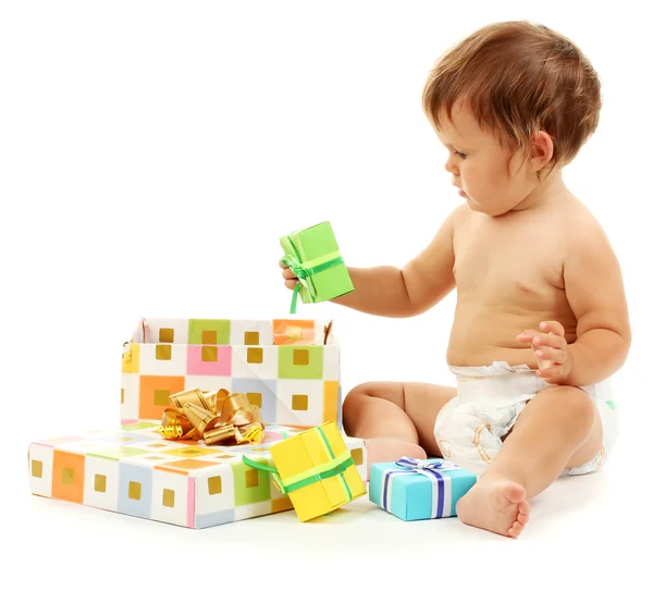 Niedliches Baby und Geschenkbox isoliert auf weiß — Stockfoto