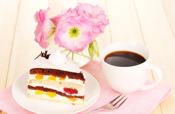 Bolo de frutas em camadas na mesa de madeira — Fotografia de Stock