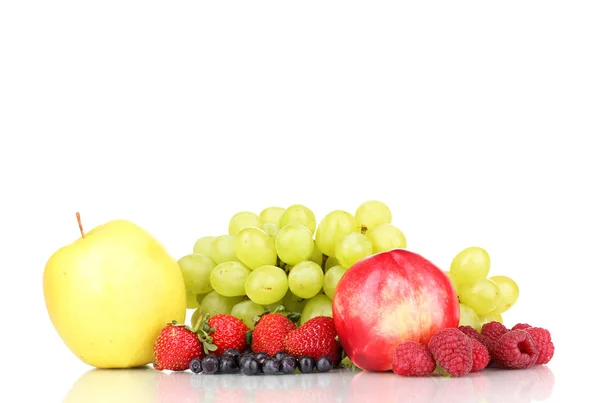 Mélange de fruits sucrés mûrs et de baies isolées sur blanc — Photo