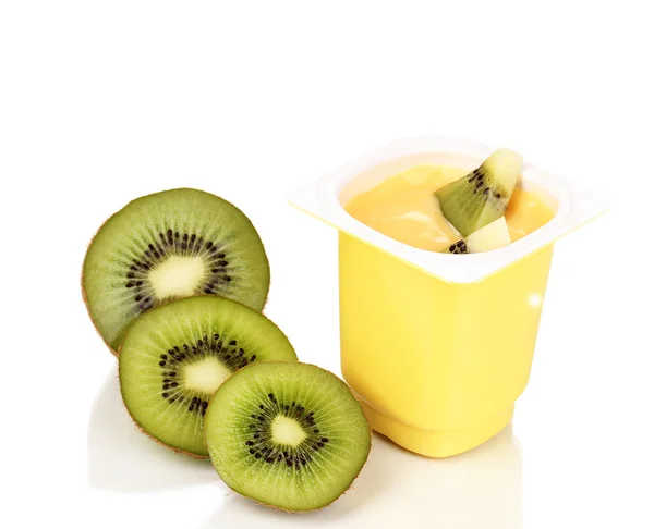 Yogur con kiwi aislado en blanco — Foto de Stock