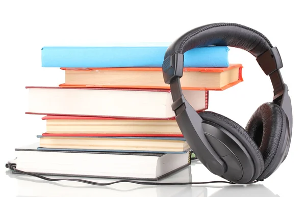 Auriculares en libros aislados en blanco — Foto de Stock