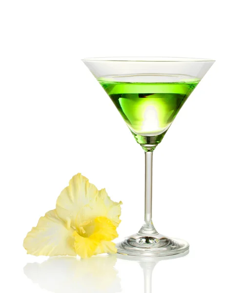 Bicchiere con cocktail e bocciolo di gladiolo isolato su bianco — Foto Stock