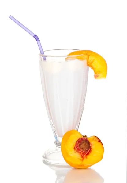 Вкусный молочный коктейль с персиком, изолированным на белом — стоковое фото