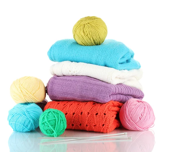 Maglioni e palline di lana isolate su bianco — Foto Stock