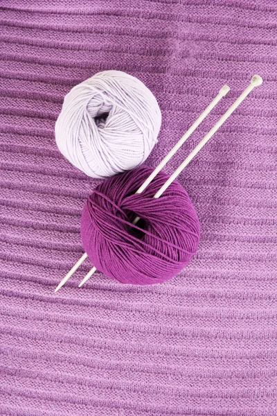 Purple sweater and a ball of wool close-up — Stock Photo, Image