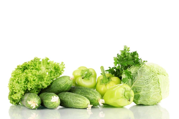 Verduras verdes frescas aisladas en blanco — Foto de Stock