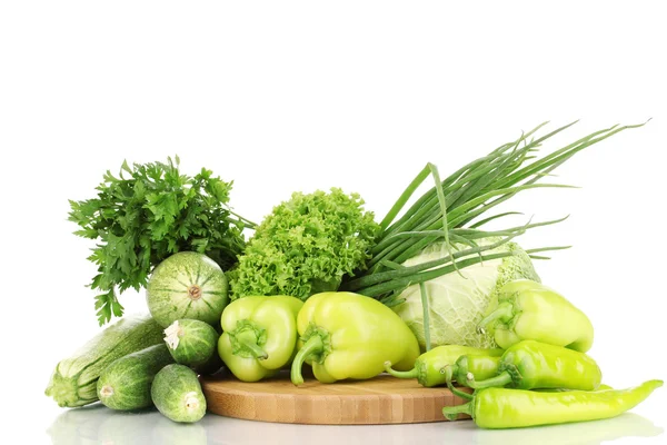 Verduras verdes frescas en la tabla de cortar aisladas en blanco —  Fotos de Stock