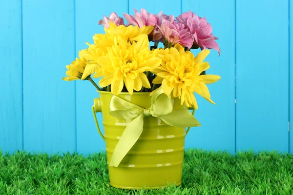束美丽的菊花在明亮多彩桶 — 图库照片