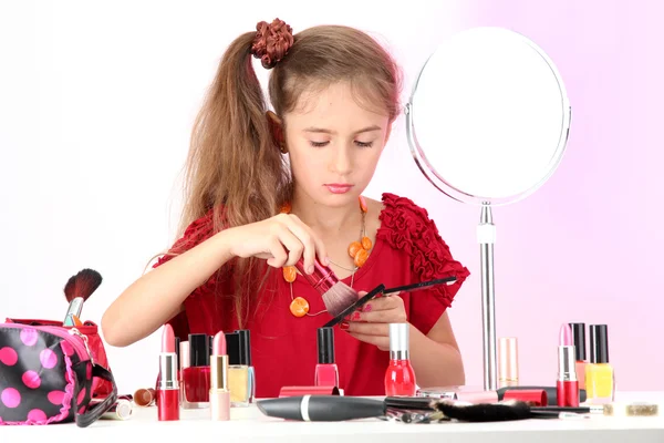 Little girl in her mother's dress, is trying painting her face — Stock Photo, Image