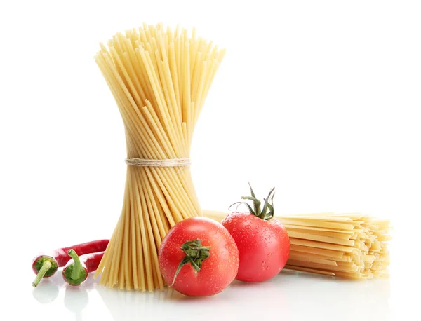 Nudelspaghetti, Tomaten und Paprika, isoliert auf weiß — Stockfoto