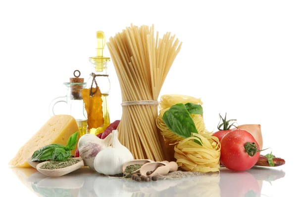 Makaron spaghetti, warzywa, przyprawy i olej, na białym tle — Zdjęcie stockowe