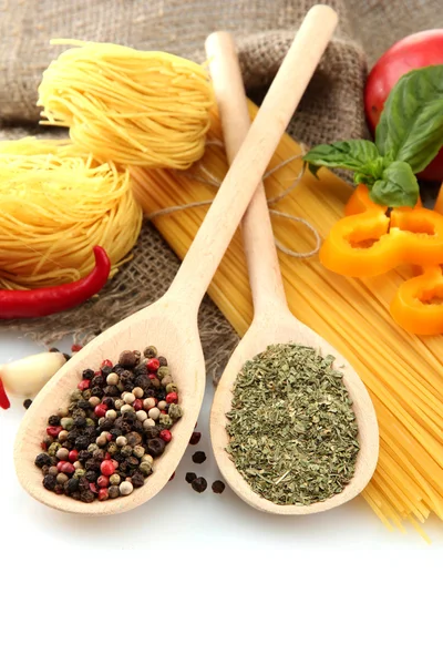 Spaghetti di pasta, verdure e spezie, isolati su bianco — Foto Stock