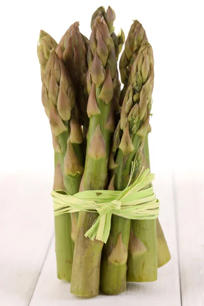 Nyttig asparges på trebord på hvit bakgrunn – stockfoto