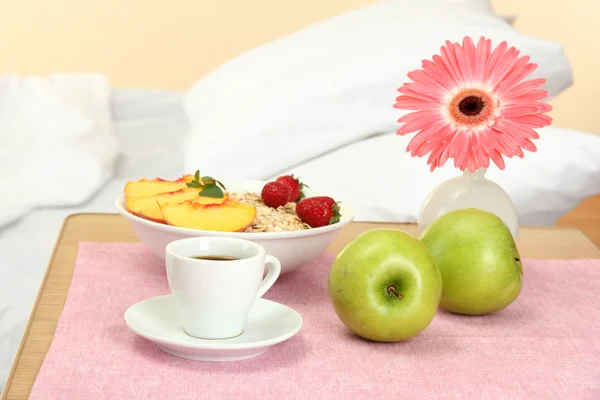 Yatağın yanındaki komodinin üzerinde hafif Kahvaltı — Stok fotoğraf