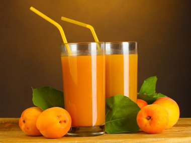 Kayısı suyu üzerinde kahverengi zemin ahşap masa üzerinde gözlük