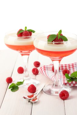 meyve reçel çilek ahşap masa üzerine gözlük ile