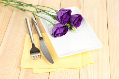 çiçek üzerinde parlak peçete yakın çekim yemek takımı