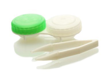 Kontakt lens kapsayıcılar ve üzerinde beyaz izole cımbız