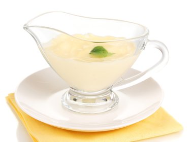 üzerine peçete üzerinde beyaz izole kase mayonez